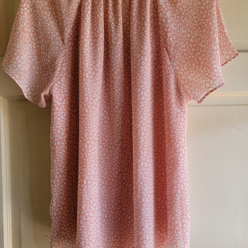 Elegant Pink Patterned Blouse with Tie-Neck - Picture 2 of 5